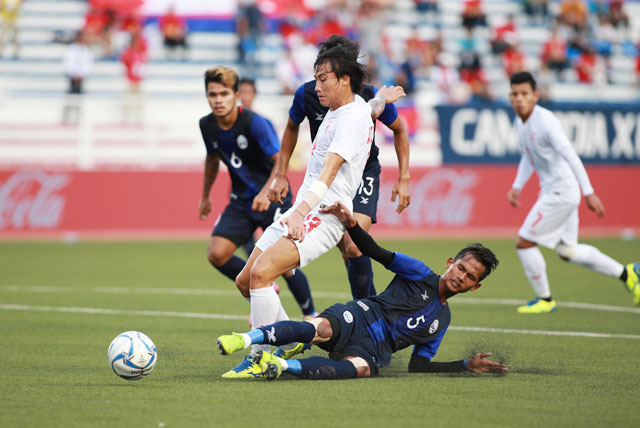 Không dễ để Myanmar (áo sáng) giành một trong hai vé đi tiếp tại bảng A của AFF Cup 2020