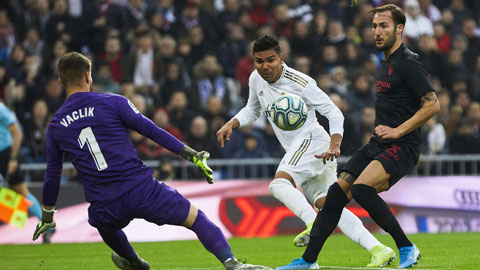 Real Madrid (áo trắng) sẽ đánh bại Sevilla để tiếp tục bảo vệ ngôi đầu