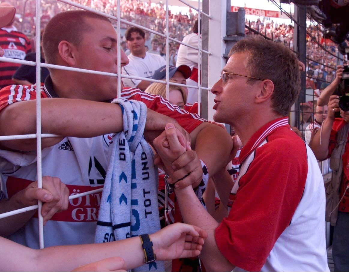 Rangnick trò chuyện với một fan của Stuttgart trong lần đầu tiên nắm một CLB lớn