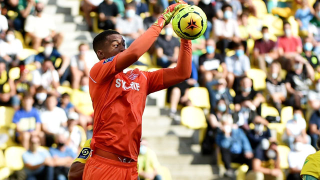 Thủ môn Lafont thi đấu như lên đồng trong trận Nantes thủ hòa 1-1 ngay trên sân của ĐKVĐ Lille