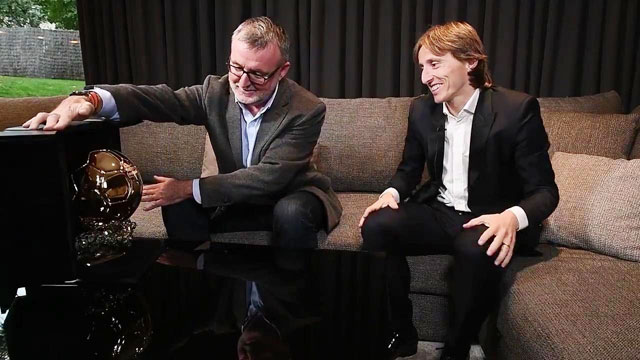 Ông Ferre, tổng biên tập  France Football cùng chủ nhân Quả bóng vàng 2018 Modric