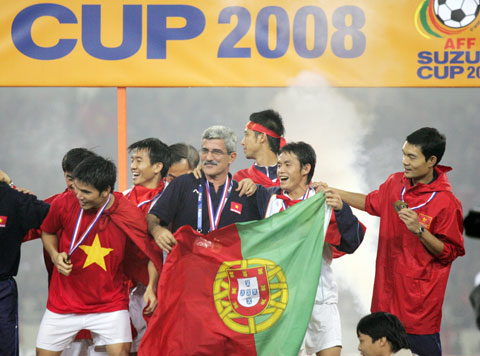Thầy trò HLV Henrique Calisto ăn mừng chức vô địch AFF Cup 2008