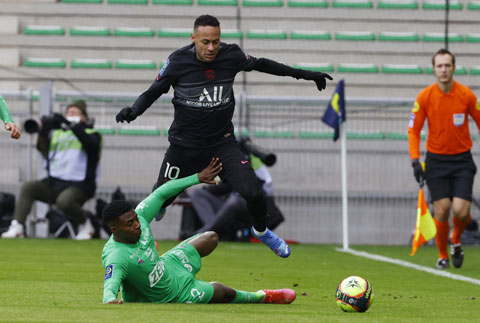 Neymar nhảy lên tránh pha vào bóng của Macon