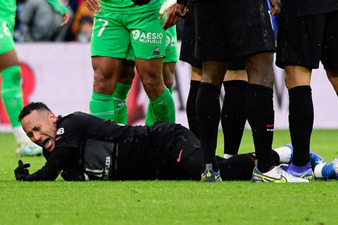 Cầu thủ người Brazil tỏ ra rất đau đớn
