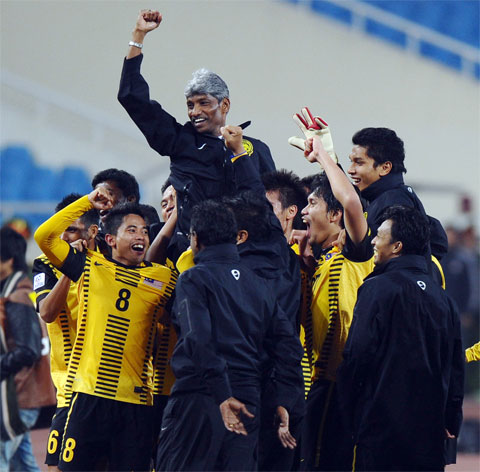 HLV Calisto phải chứng kiến đồng nghiệp Rajagopal đưa ĐT Malaysia tới chức vô địch AFF Cup 2010