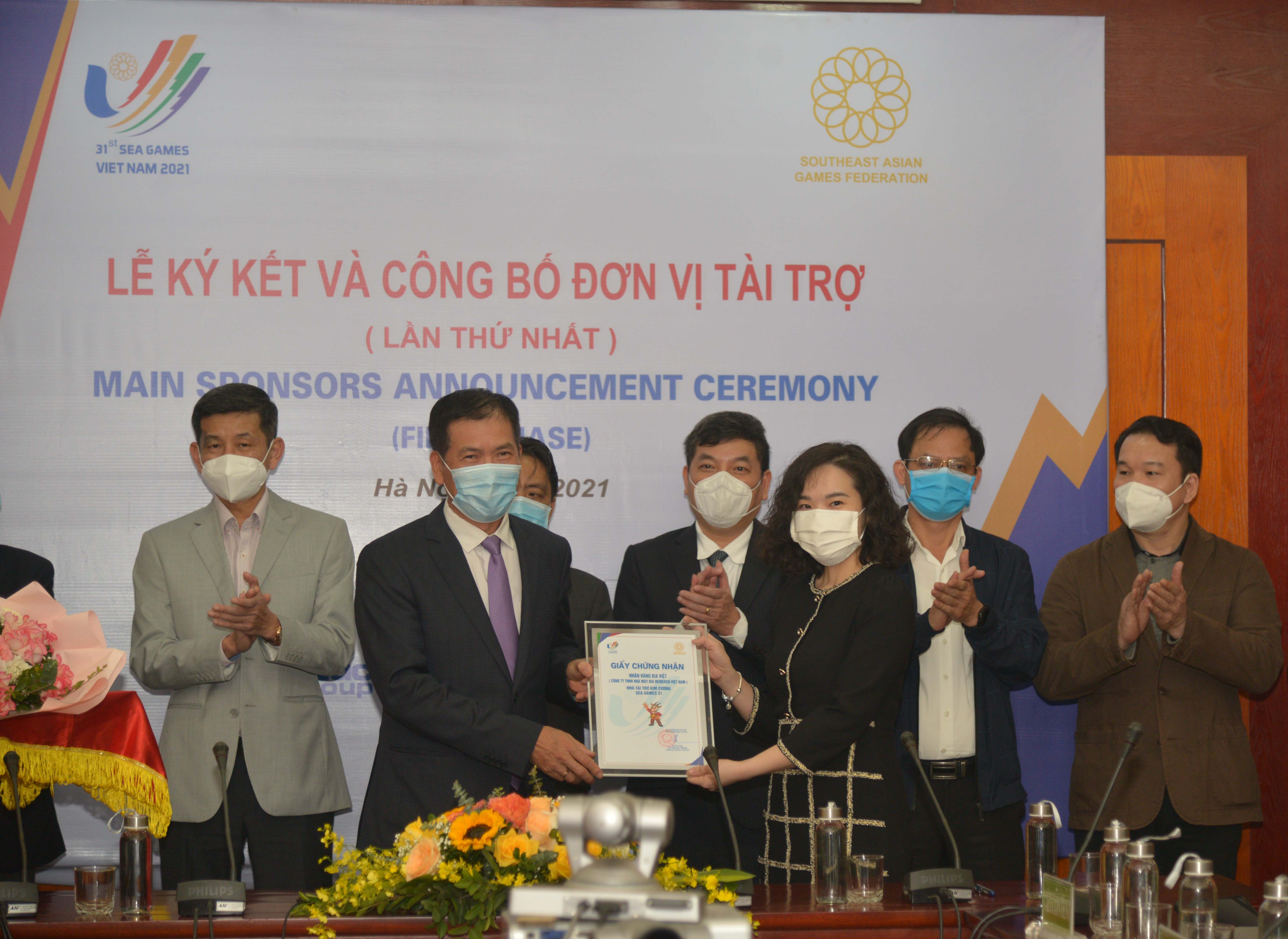 BTC SEA Games 31 trao Giấy chứng nhận cho bà Cao Vũ Hồng Nhung, đại diện nhãn hiệu Bia Việt.