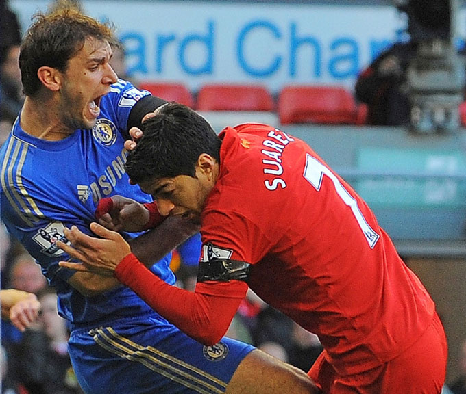 Benitez giúp Chelsea cầm hòa Liverpool nhưng hình ảnh đáng nhớ nhất là pha cắn người của Suarez với Ivanovic