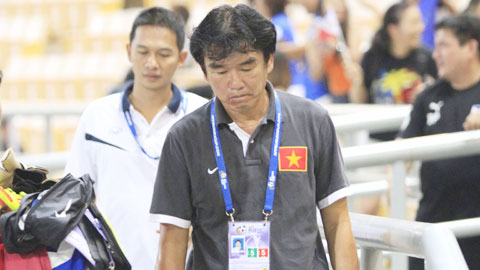 Khoảnh khắc AFF Cup: HLV Phan Thanh Hùng buồn và tiếc 