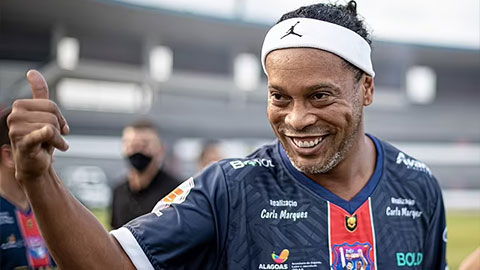Ronaldinho lập hat-trick ở tuổi 41