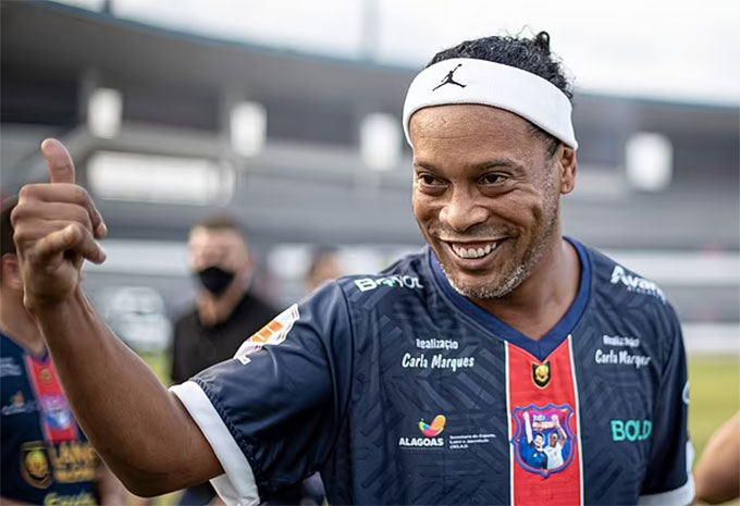 Ronaldinho vừa lập hat-trick ở tuổi 41