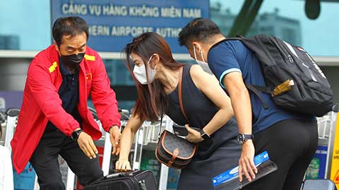 Quý bà xinh đẹp giúp trợ lý ĐT Việt Nam tránh sự cố trước khi sang dự AFF Cup