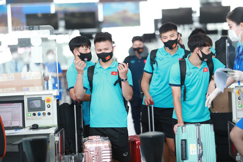  Các tuyển thủ làm thủ tục xuất cảnh tại sân bay Tân Sơn Nhất   	Ảnh: CTV