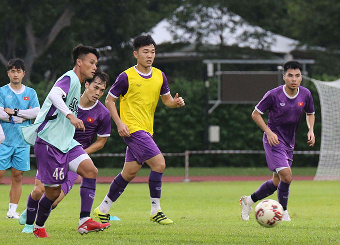 ĐT Việt Nam tập luyện tại sân của Hougang United - Ảnh: VFF 