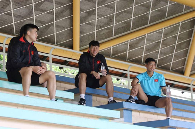 Duy Mạnh, Ngọc Hải, Văn Thanh ngồi trên khán đài theo dõi 2 nhóm ĐT Việt Nam tập luyện