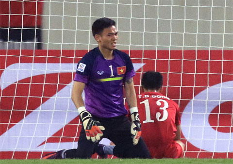 Nguyên Mạnh bị thẻ đỏ phải rời sân khiến ĐT Việt Nam sau đó thất bại trước Indonesia ở hiệp phụ bán kết lượt về AFF Cup 2016