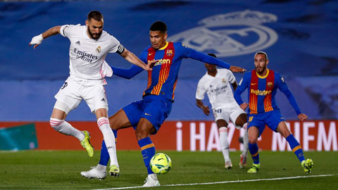 Real (áo trắng) cùng Barca đang “phá” La Liga