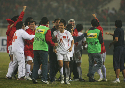 Minh Phương (giữa)  cùng đồng đội ăn mừng bàn thắng vào lưới ĐT Thái Lan ở chung kết lượt về AFF Cup 2008  Ảnh: ĐỨC CƯỜNG