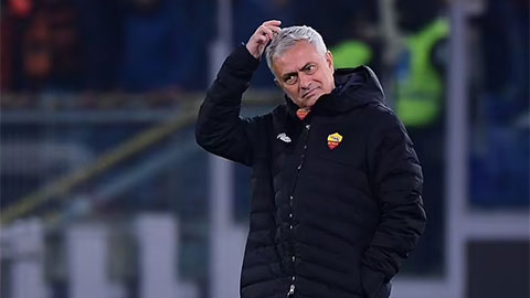 HLV Mourinho khiến phóng viên chưng hửng sau trận Roma thảm bại trước Inter