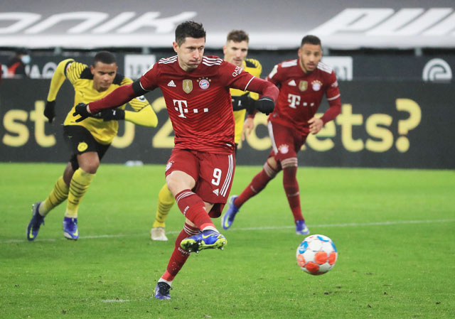 Bàn thắng trên chấm phạt đền của Lewandowski giúp Bayern giành trọn 3 điểm trước Dortmund