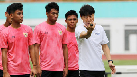 HLV Shin Tae Yong (phải) đang không có trong tay 5 cầu thủ quan trọng
