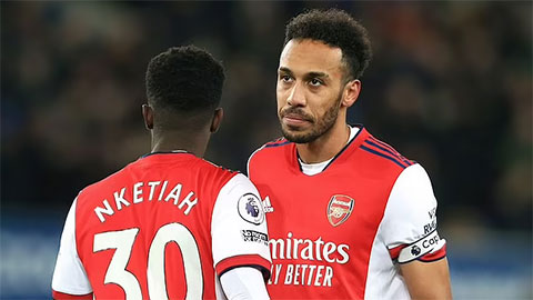 Gary Neville: 'Arsenal nên bán Aubameyang'