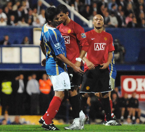 Ronaldo và Hughes va chạm trong trận Portsmouth vs MU năm 2007