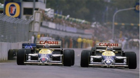 Xe của Nigel Mansell và đồng đội Nelson Piquet vẫn đang dẫn đầu trước khi vụ tai nạn nổ lốp xảy ra