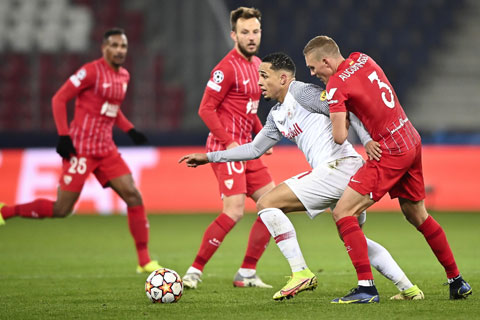 Sevilla (áo đỏ) buộc phải xuống chơi ở Europa League sau thất bại 0-1 trên sân của RB Salzburg