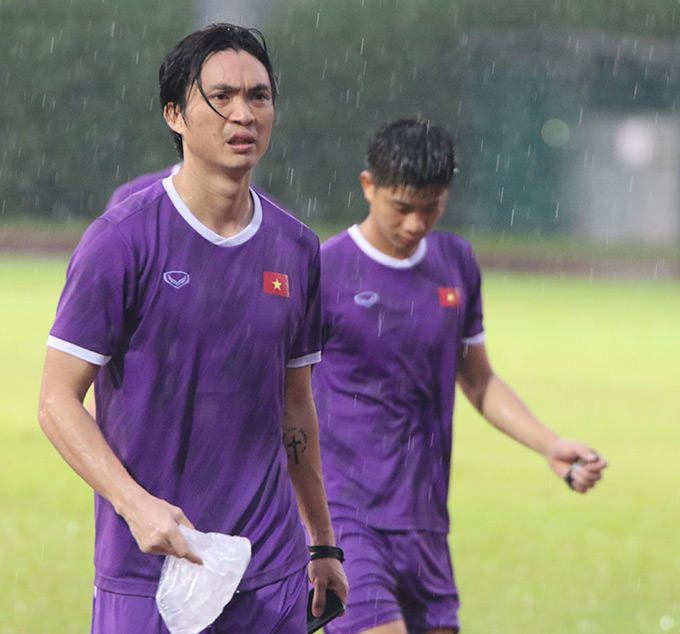 Các cầu thủ Việt Nam có lần đầu trải nghiệm tập luyện dưới mưa ở Singapore 