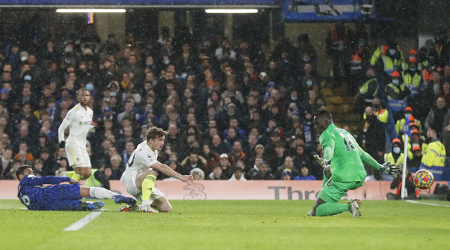 Chelsea dễ dàng để tân binh Leeds (áo sáng) ghi 2 bàn ngay trên sân nhà