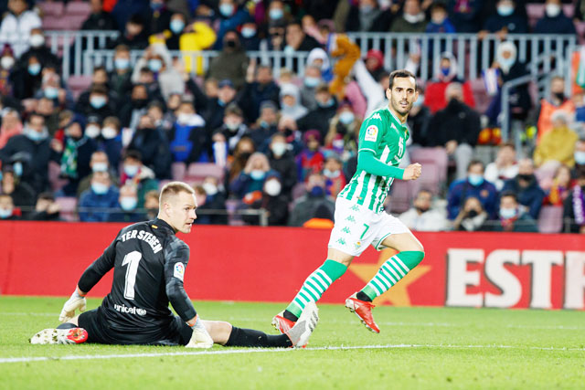 Juanmi (phải) là chân sút số 1 của Betis mùa này