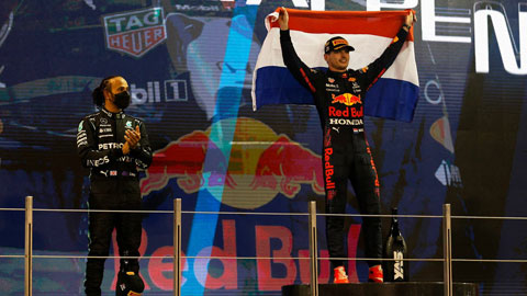 Hamilton (trái) ngậm ngùi nhìn Verstappen đăng quang