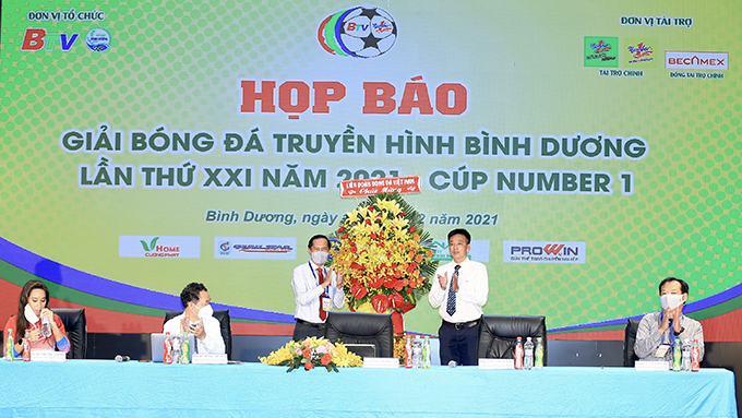 Đại diện VFF, Ủy viên BCH Võ Minh Trí tặng hoa chúc mừng BTV Cup. Ảnh: Quốc An