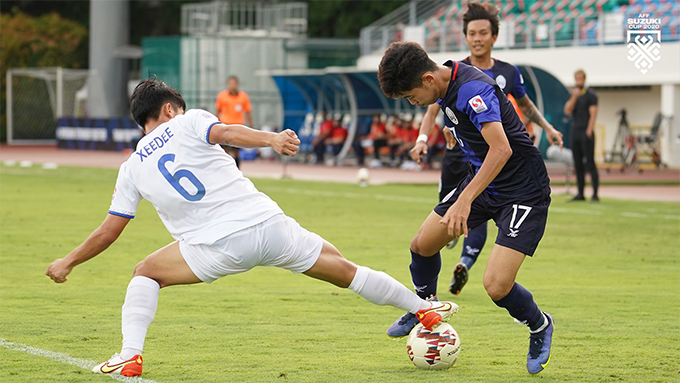 Lào (áo trắng) chia tay AFF Cup 2020 với 4 trận thua