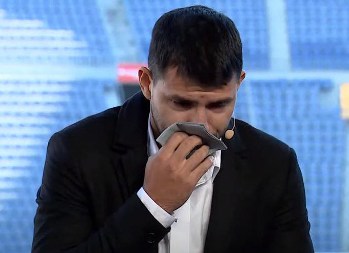 Aguero bật khóc trong cuộc họp báo