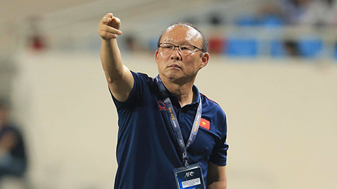 HLV Park Hang Seo hạ quyết tâm chơi tổng lực để thắng Campuchia giành vé vào bán kết - Ảnh: Minh Tuấn 