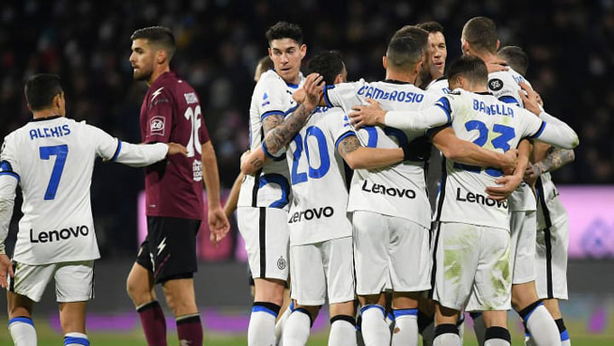 Các cầu thủ Inter ăn mừng chiến thắng “5 sao” ngay trên sân của Salernitana