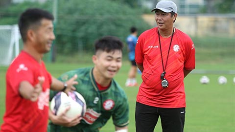 HLV Trần Minh Chiến chỉ đạo các cầu thủ TP.HCM tập luyện