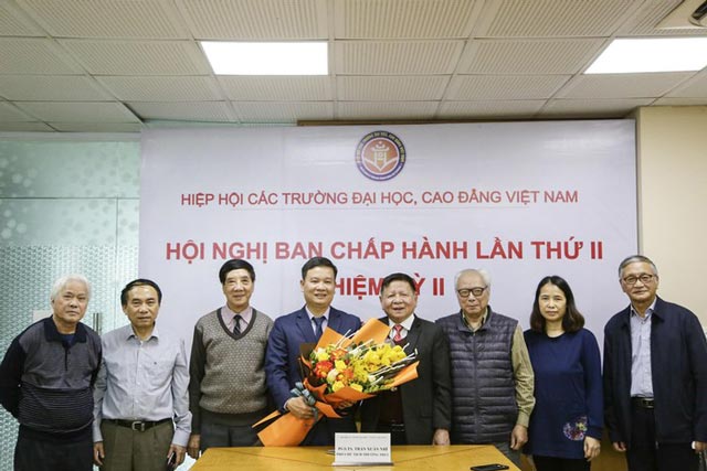 Tân Phó chủ tịch Hiệp hội Nguyễn Tiến Bình chụp ảnh kỉ niệm cùng các ủy viên ban chấp hành nhiệm kỳ II tại văn phòng ở Hà Nội - Ảnh: Ngọc Ánh