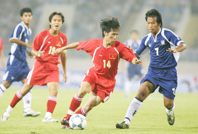 Lê Tấn Tài (giữa) và đồng đội từng đánh bại chính Thái Lan để lên ngôi vô địch tại AFF Cup 2008 - Ảnh: ĐỨC CƯỜNG