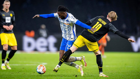 Julian Brandt (phải) của Dortmund bị cầu thủ của Hertha dễ dàng vượt qua ở trận đấu mới nhất