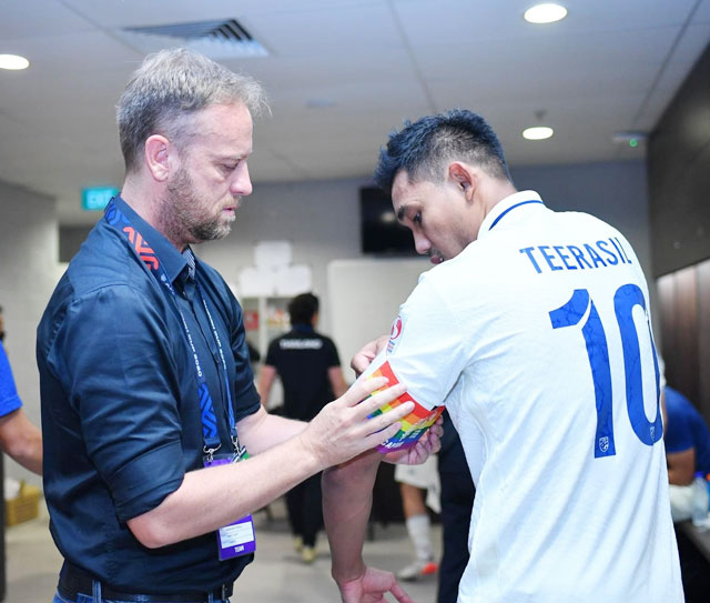 HLV Polking (trái) đang cố giúp ĐT Thái Lan có màn trình diễn ấn tượng tại AFF Cup