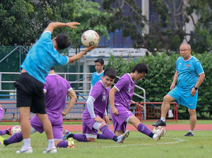 Lượt đi bán kết AFF Cup giữa Việt Nam và Thái Lan sẽ diễn ra vào lúc 19h30 ngày 23/12 