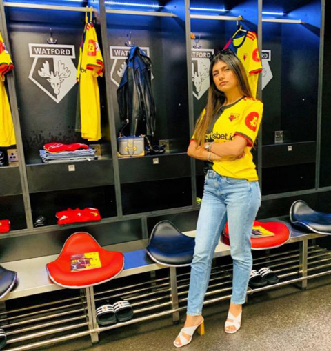 Mia mặc áo đấu của Watford vào phòng thay đồ của đội