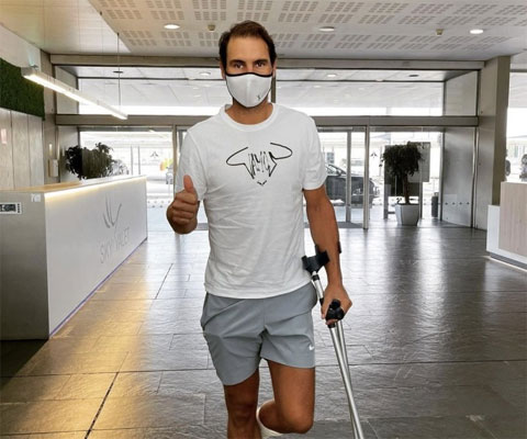 Nadal chống nạng sau buổi điều trị chấn thương bàn chân ở Barcelona hồi tháng 10/2021