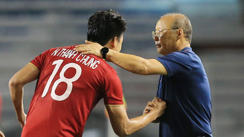 Thầy Park  động viên học trò sau trận đấu với Thái Lan