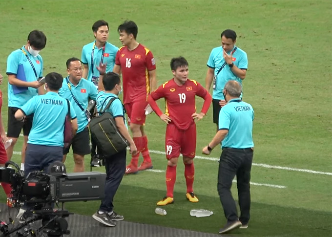HLV Park Hang Seo trao đổi với Quang Hải, cầu thủ sút 2 lần vào khung gỗ Thái Lan 