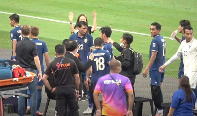 Trưởng đoàn 'Madam Pang' yêu cầu cầu thủ Thái Lan rời khỏi sân 