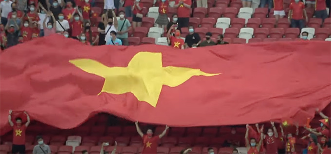 Người hâm mộ Việt Nam vẫn cổ vũ hết mực cho ĐTQG ở Singapore