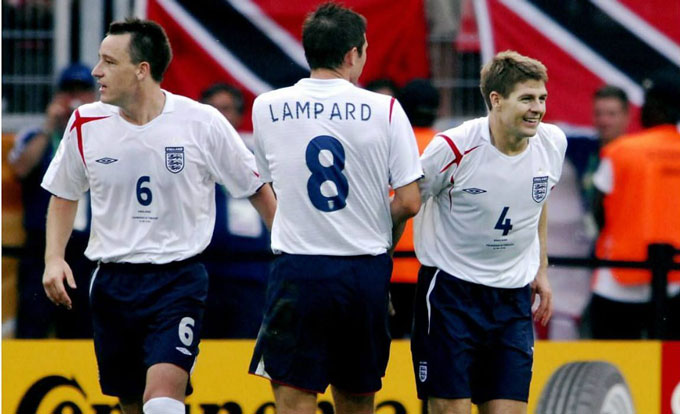 Nhiều cầu thủ Chelsea như Terry và Lampard được huy động ve vãn Gerrard khi tập trung ĐT Anh